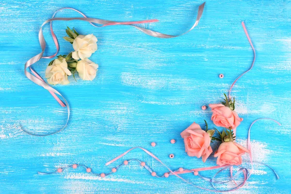 Beautiful roses on blue wooden background — Stock Photo, Image