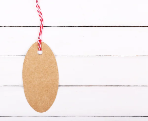 Etiqueta vacía sobre fondo de madera blanco — Foto de Stock