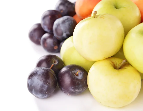 Frutos maduros isolados em branco — Fotografia de Stock