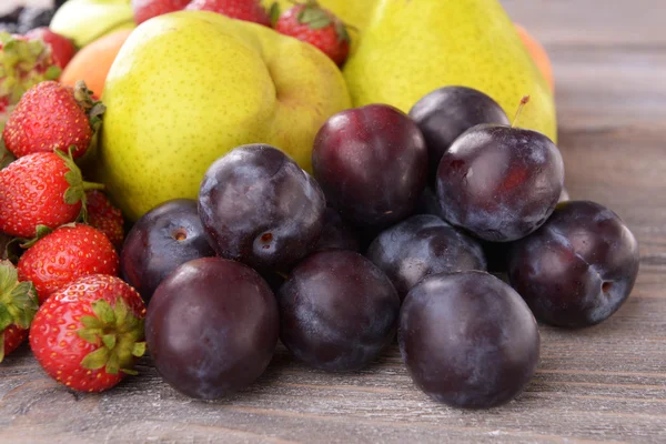 Frutas maduras y fresas en la mesa de cerca — Foto de Stock