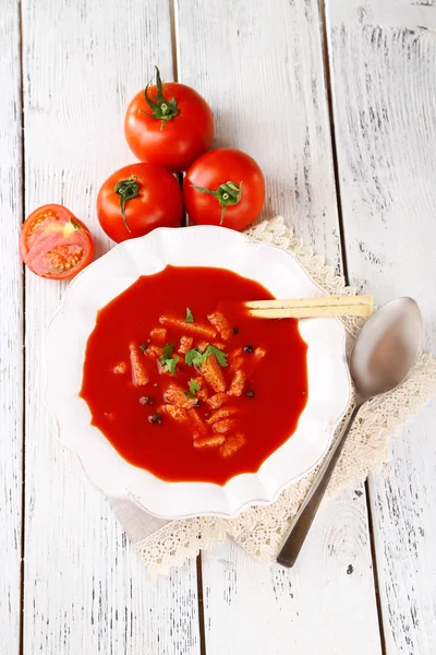 テーブルのクローズ アップのクルトンとおいしいトマト スープ — ストック写真