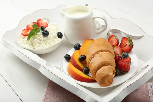 Delicioso café da manhã com croissant, queijo cottage e frutas — Fotografia de Stock