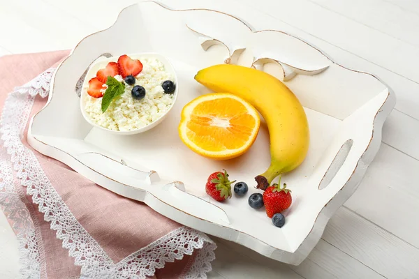 Вкусный завтрак с творогом и фруктами — стоковое фото