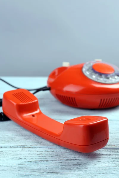 Ρετρό κόκκινο τηλέφωνο σε έγχρωμο φόντο, κοντινό πλάνο — Φωτογραφία Αρχείου