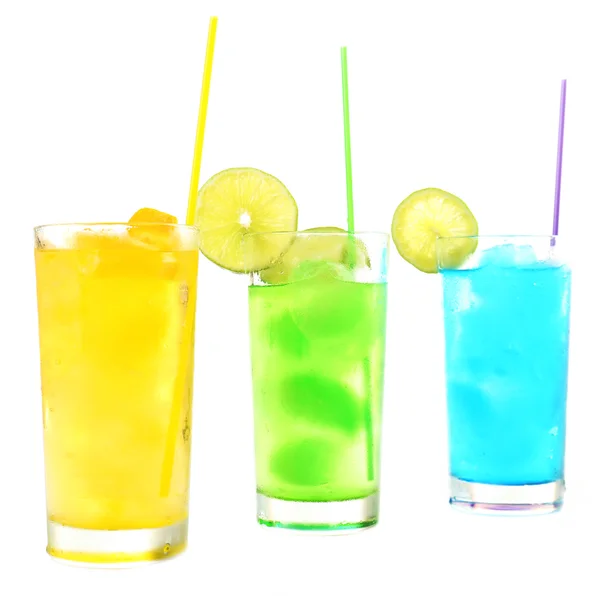 Cocktail rinfrescanti isolati su bianco — Foto Stock