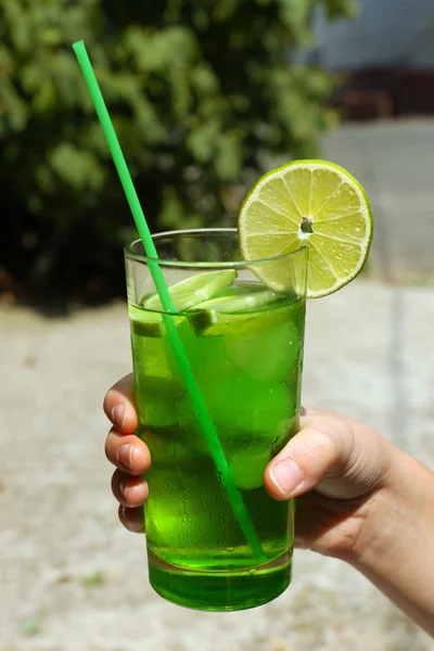 Uppfriskande cocktail i handen — Stockfoto