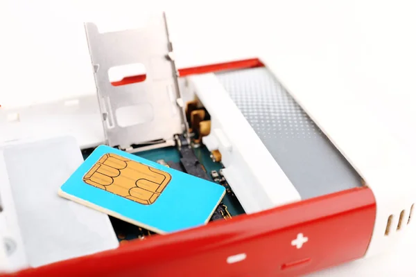 Mobilní telefon a sim karta, izolovaných na bílém — Stock fotografie