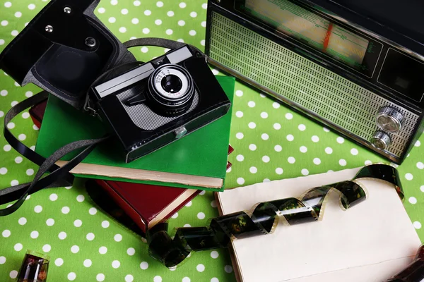 Composição retro com câmera velha, rádio e livros, close-up — Fotografia de Stock