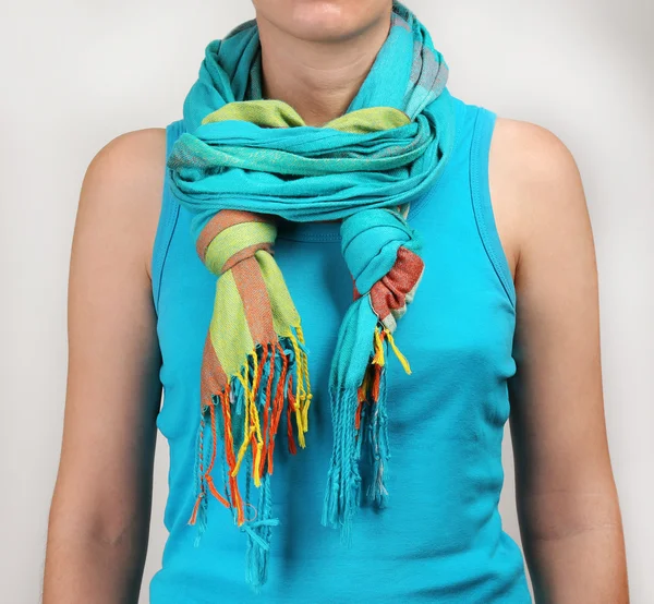 Kvinnan bär scarf — Stockfoto