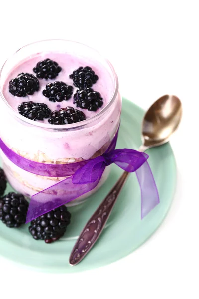 Gezond ontbijt - yoghurt met bramen en muesli geserveerd in glazen pot, geïsoleerd op wit — Stockfoto