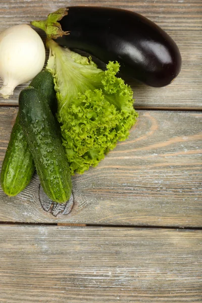 Légumes biologiques frais sur fond de bois — Photo