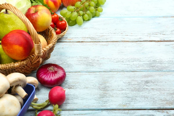 Marco de verano con verduras y frutas orgánicas frescas sobre fondo de madera —  Fotos de Stock