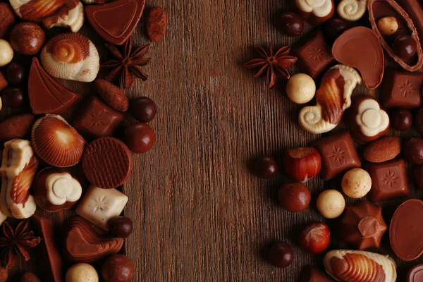 Различные виды шоколада на деревянном столе крупным планом — стоковое фото