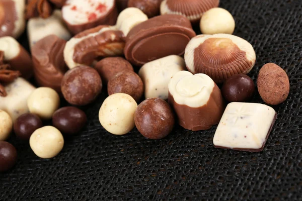 Koyu arkaplanda farklı çikolata çeşitleri. — Stok fotoğraf