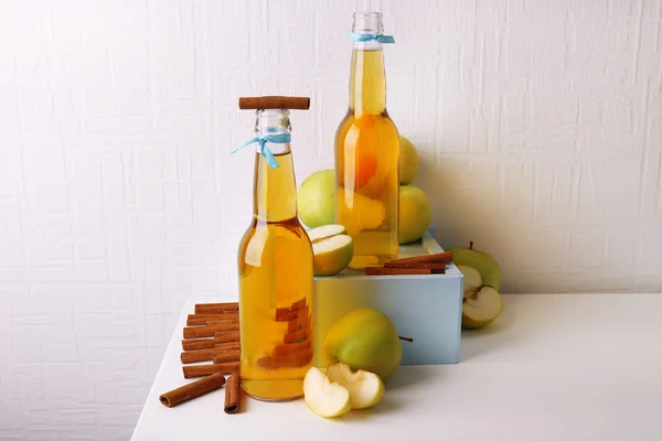 Still life with tasty apple cider and fresh apples — Stock Photo, Image