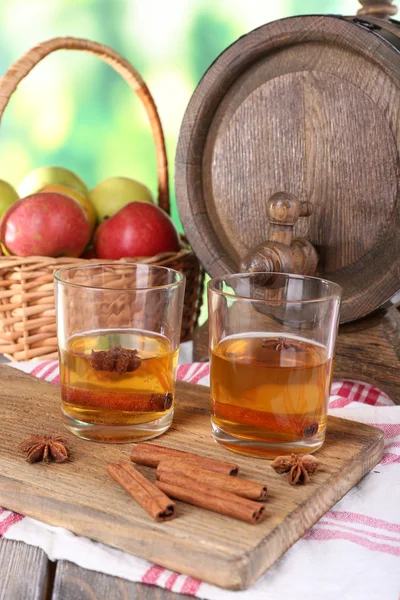 Stilleben med välsmakande äppelcider och färska äpplen, på natur bakgrund — Stockfoto