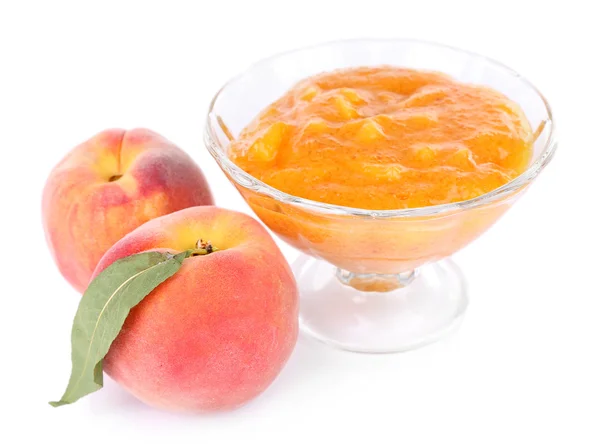 Tasty peach jam with fresh peaches, isolated on white — Stock Photo, Image