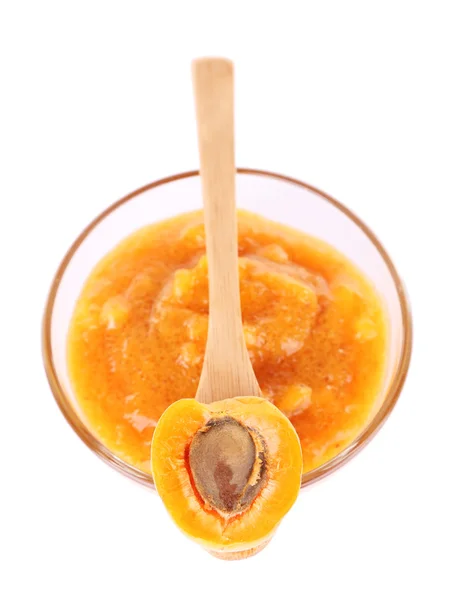 用新鲜的杏子，孤立的白色衬底上的美味杏酱 — 图库照片