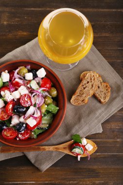 ekmek ve şarap peçete ahşap zemin üzerine çuval bezi üzerinde kahverengi kase salata servis