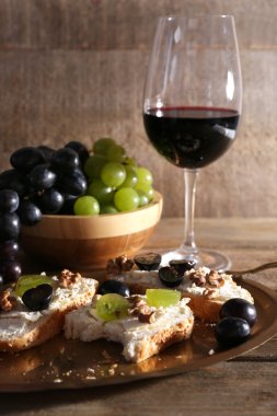 güzel şarap, peynir ve ahşap zemin üzerinde olgunlaşmış üzüm ile natürmort