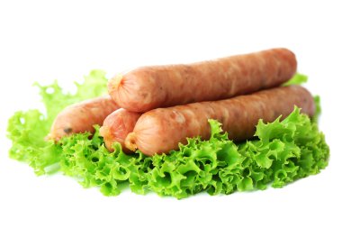 beyaz izole marul salata yaprakları ile ince sosis