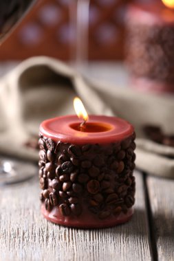 mum ahşap masa üstünde kahve çekirdekleri ile dekore edilmiş, yakın çekim