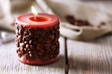 mum ahşap masa üstünde kahve çekirdekleri ile dekore edilmiş, yakın çekim