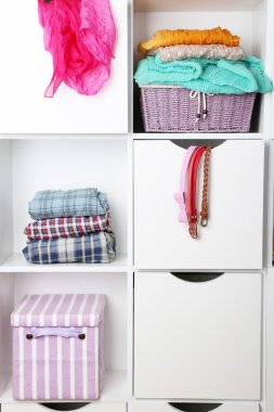 Giysi rafları yakın çekim