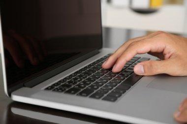 klasör arka plan üzerinde ahşap masa üstünde laptop üzerinde çalışan adam