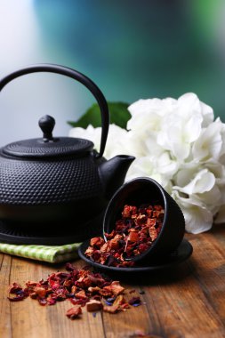 siyah çaydanlık, kase ve hibiscus çay rengi parlak zemin üzerine ahşap tablo 