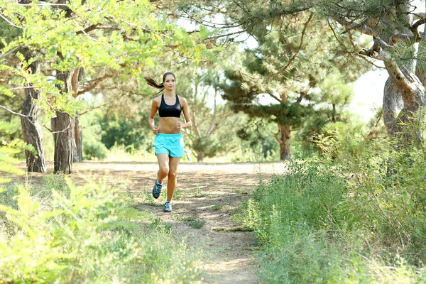 Donna che corre al parco — Foto Stock
