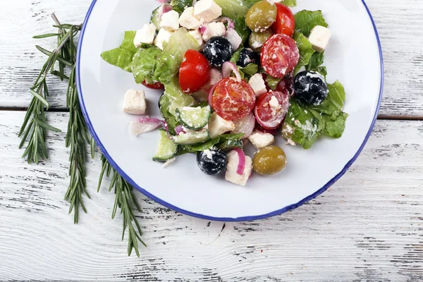 Ahşap zemin üzerinde Yunan salata tabağı — Stok fotoğraf