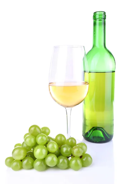 Vino sabroso y uva madura, aislado sobre blanco — Foto de Stock