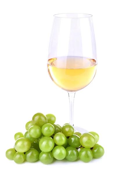 Vinho saboroso e uva madura, isolado em branco — Fotografia de Stock