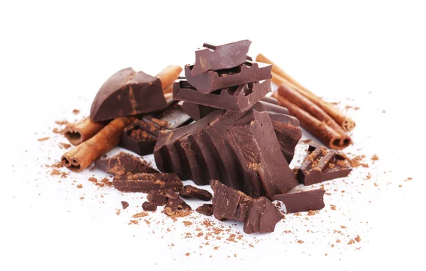 Knäckt chokladkaka med kryddor isolerad på vit — Stockfoto