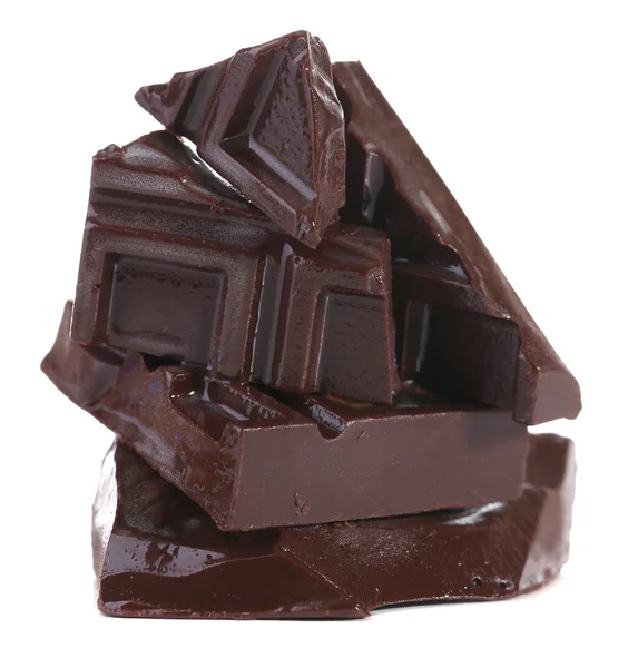 Расколотый шоколад на белом — стоковое фото