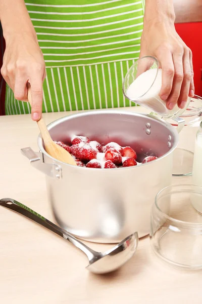 Kochen köstlicher Erdbeermarmelade in der Küche — Stockfoto