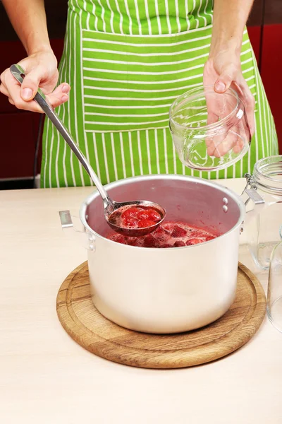 Kochen köstlicher Erdbeermarmelade in der Küche — Stockfoto