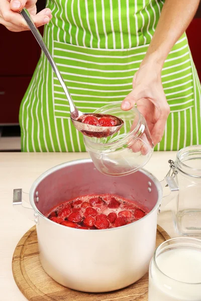 Kochen köstlicher Erdbeermarmelade in der Küche — Stockfoto