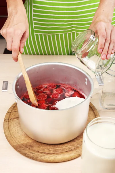 Kochen köstlicher Erdbeermarmelade in der Küche — Stockfoto