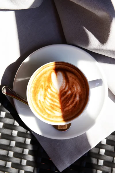 Csésze kávét a kávézóban aranyos rajz — Stock Fotó