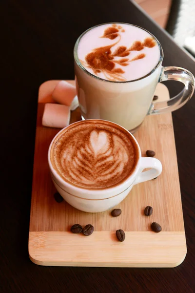 Copos de café com desenho bonito no café — Fotografia de Stock