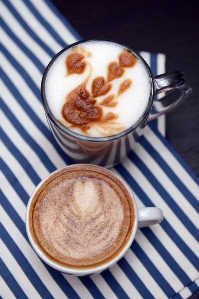 Tazas de café con dibujo lindo en la cafetería — Foto de Stock