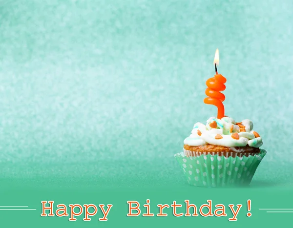 Delicioso cupcake de cumpleaños sobre fondo verde — Foto de Stock