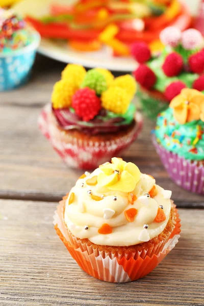Deliciosos cupcakes de cumpleaños en primer plano de la mesa — Foto de Stock