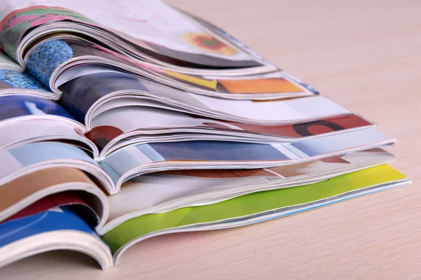 Zeitschriften auf Holztisch aus nächster Nähe — Stockfoto