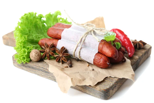 烟熏瘦香肠配生菜沙拉叶子和香料上木菜板上白色孤立 — 图库照片