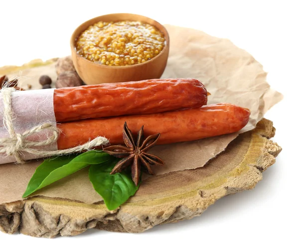Rökt tunna korvar, senap i skål och kryddor på trä skärbräda, isolerad på vit — Stockfoto