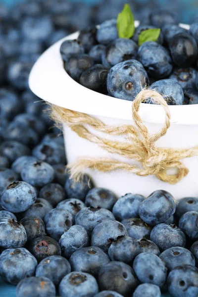 在碗里，美味成熟的蓝莓关闭 — 图库照片