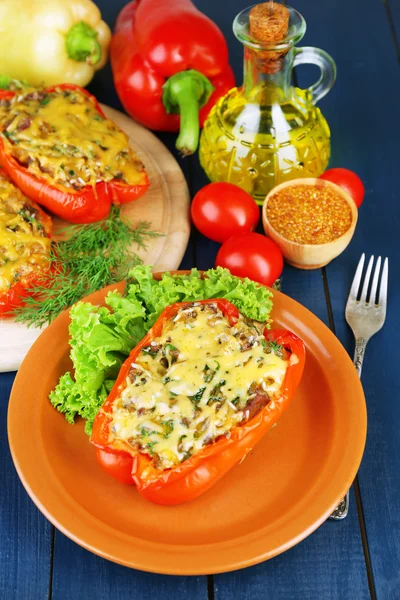 Gefüllte rote Paprika — Stockfoto